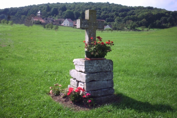 Croix de la famille BONNET - Cerre-lès-Noroy