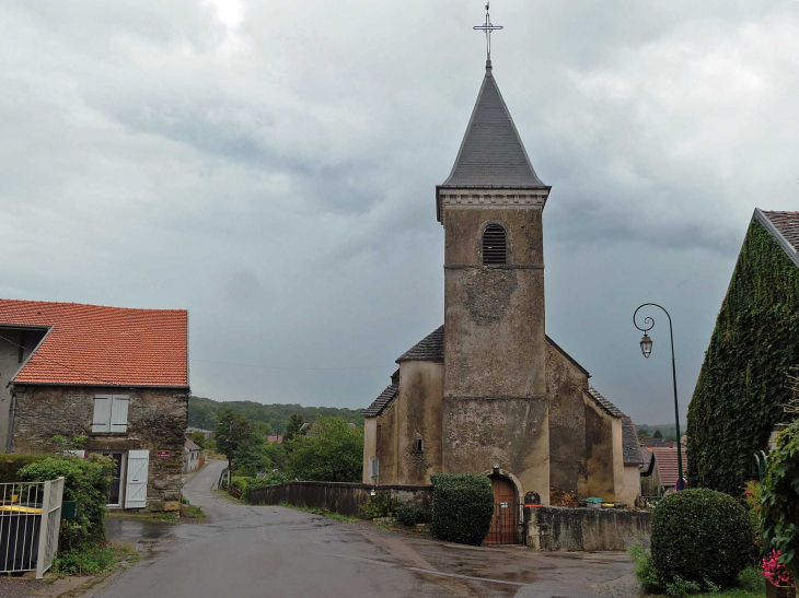 L'église dans le village - Chambornay-lès-Bellevaux