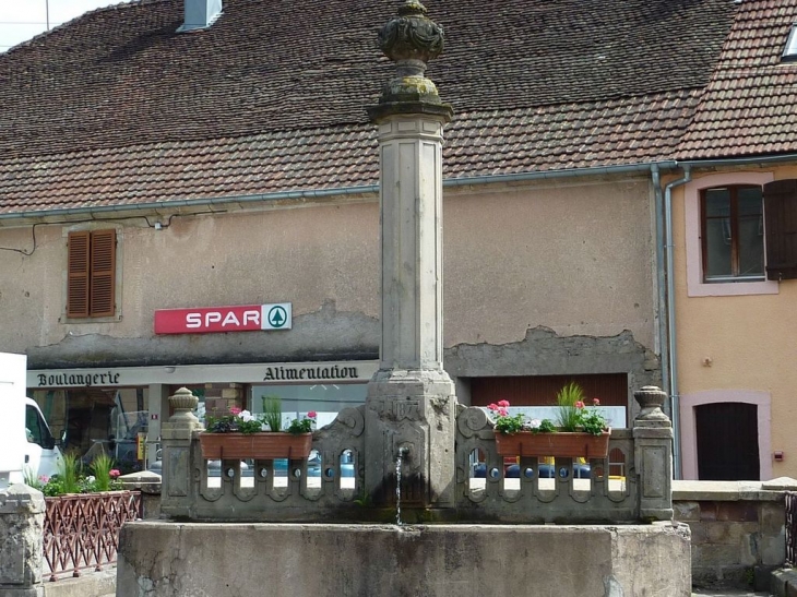 Fontaine-lavoir du Centre - Clairegoutte