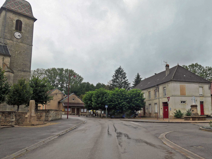 Dans le village - Échenoz-le-Sec