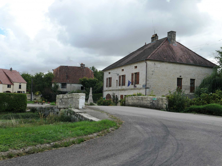 La mairie après le pont - Écuelle