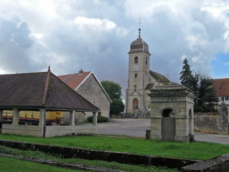 Le lavoir sur la place et l'église - Écuelle