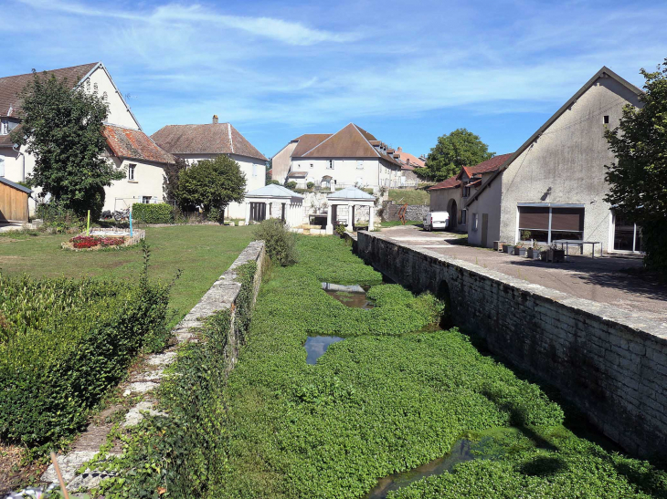 L'Ognon et le lavoir double - Étuz