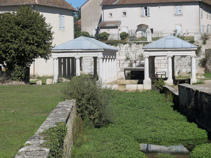 Le lavoir double et la fontaine - Étuz