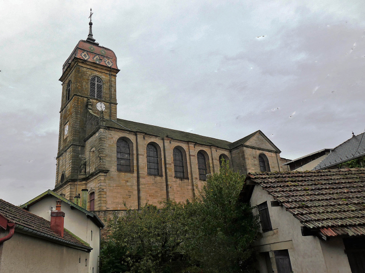 L'église au dessus des maisons - Fougerolles