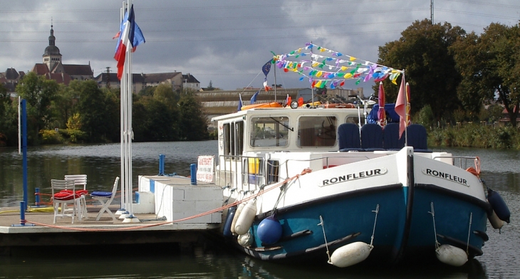 Pénichette Ronfleur au Ponton de la Plage à GRAY