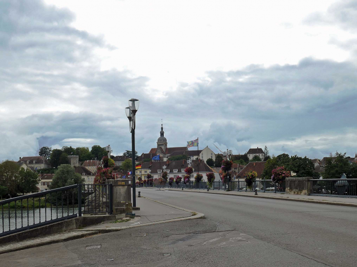 La ville vue de l'autre rive de la Saône - Gray