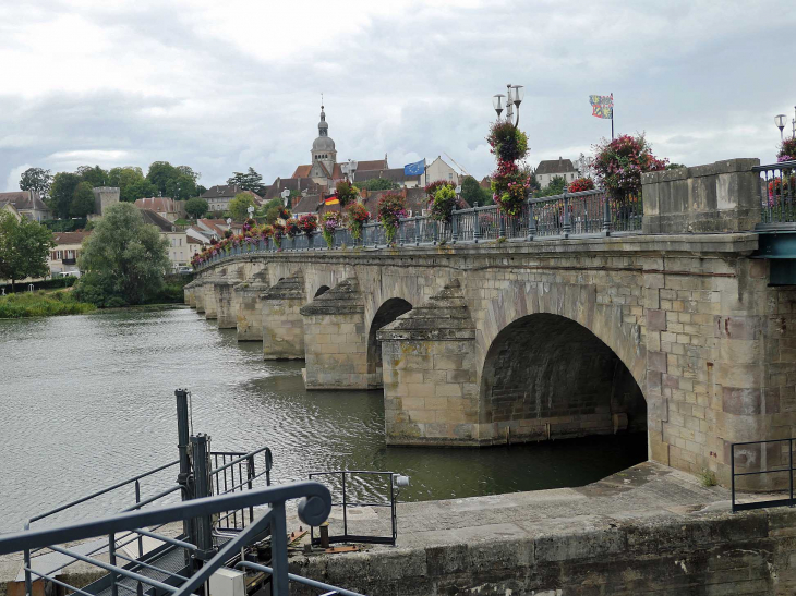 Vue du bord de la Saône sur le pont et la ville - Gray