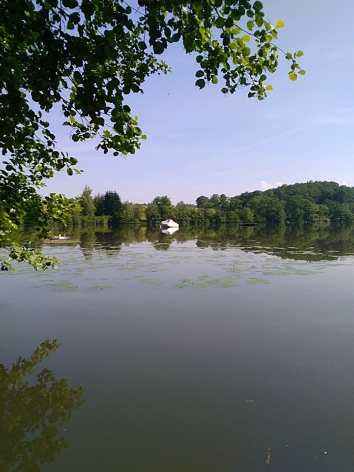 UNE  REGION D E VERDURE ET D EAUX VIVES LAC DU BEUCHOT A HAUTEVELLE