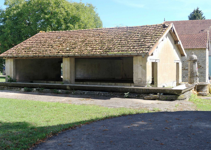 Lavoir fontaine abreuvoir - La Chapelle-Saint-Quillain