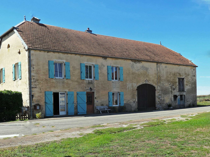 Ferme dans la rue principale - La Chapelle-Saint-Quillain