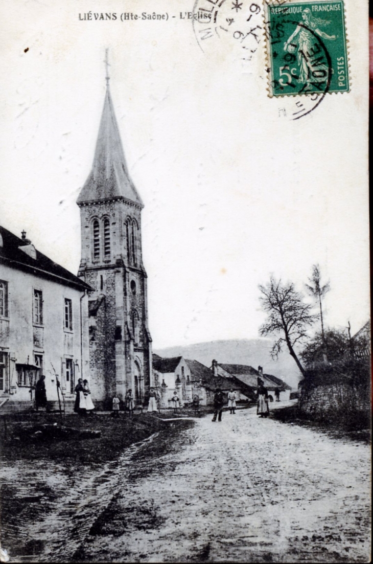 L'église, vers 1911 (carte postale ancienne). - Liévans