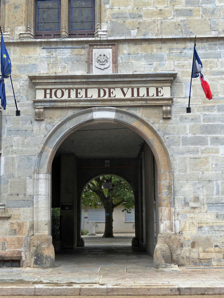 L'entrée de l'hôtel de ville - Marnay