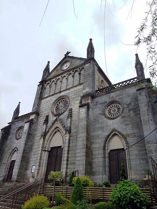 La façade du 19ème siècle de l'église - Mélisey