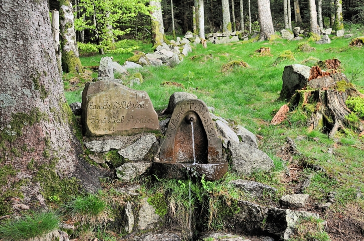 La fontaine se trouve près de la chapelle Saint Blaise - Miellin