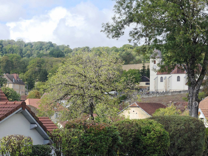 Vue sur le village : mairie et église - Montarlot-lès-Rioz