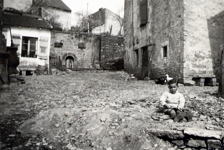 Devant la laiterie - Montigny-lès-Vesoul