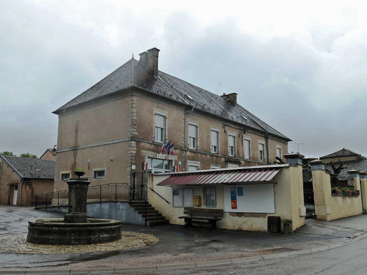 La fontaine devant la mairie - Neuvelle-lès-Cromary