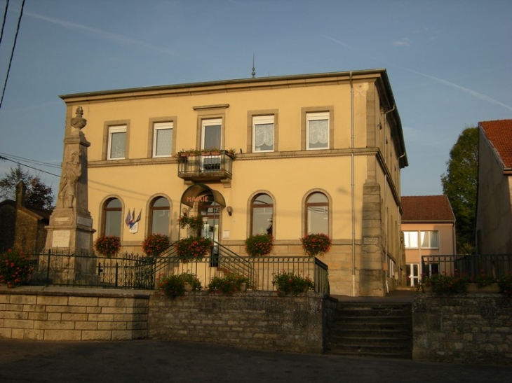 Vue de la mairie et du monuments aux morts - Ormoy