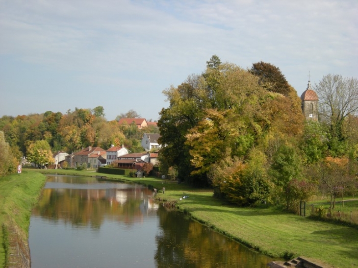 ORMOY vue depuis le pont sur le canal