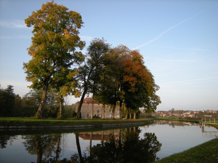 ORMOY / le canal, le moulin et le village