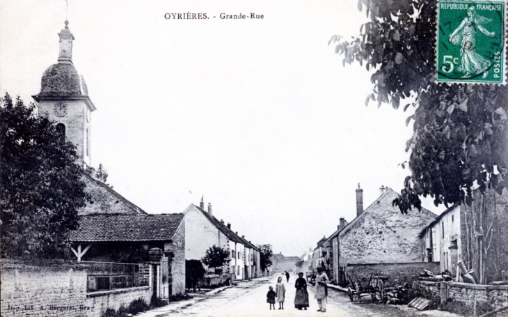 Grande Rue, vers 1912 (carte postale ancienne). - Oyrières