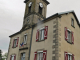 la mairie construite autour du clocher