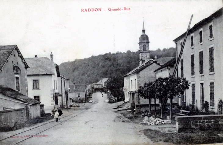 Grande Rue, vers 1910 (carte postale ancienne). - Raddon-et-Chapendu