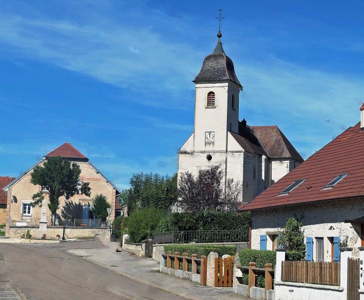 L'église au centre du village - Sauvigney-lès-Gray