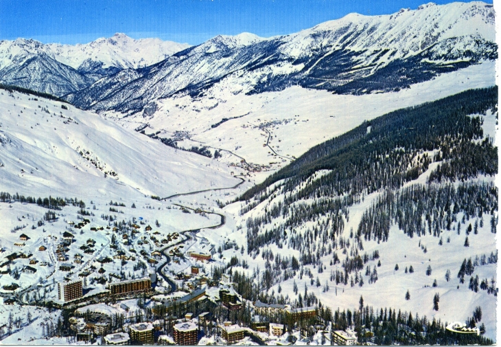 Vars-Les-Claux, alt 1850m,vue aérienne, les trois villages dans la vallée (carte postale de 1980)