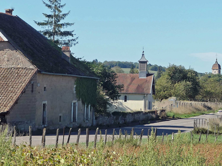 Vue sur la chapelle et le clocher de Bucey les Gy au loin - Velleclaire