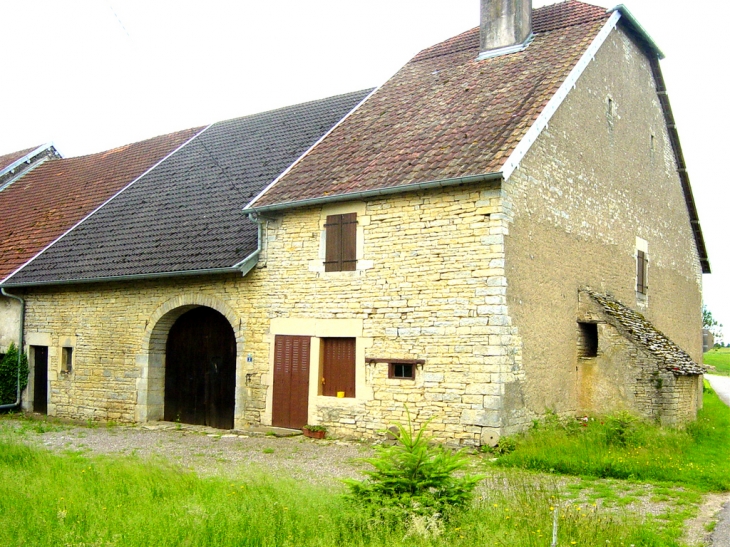 Ferme a l'entree du village - Villers-Bouton