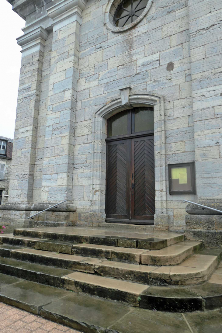 L'entrée de l'église - Villersexel