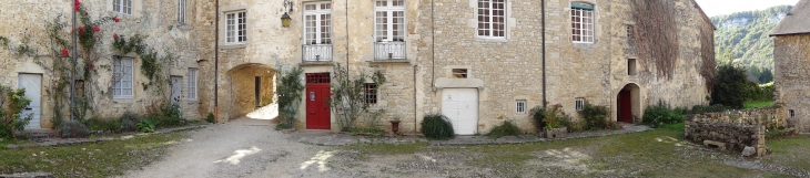 Cour du cloître - Baume-les-Messieurs