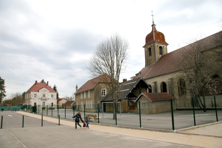 Sortie du car, a coté de l'Ecole - Chamblay