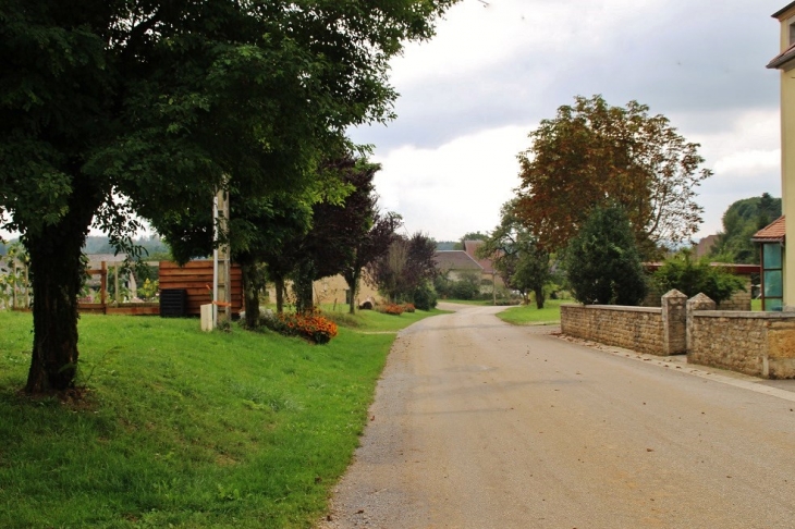 Le Village - Chilly-sur-Salins