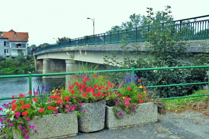 Fraisans .Jura.Pont sur le Doubs.