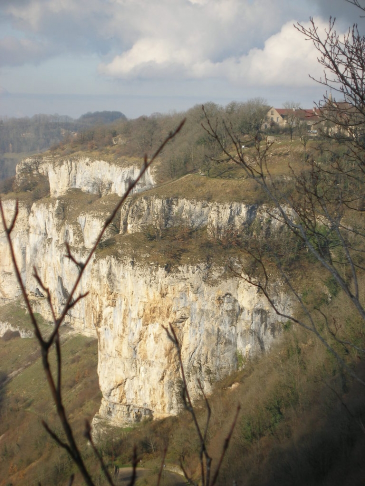 Maisons perchées sur les rochers - Granges-sur-Baume