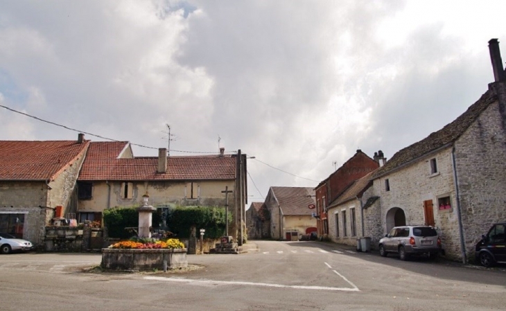 Le Village - La Marre