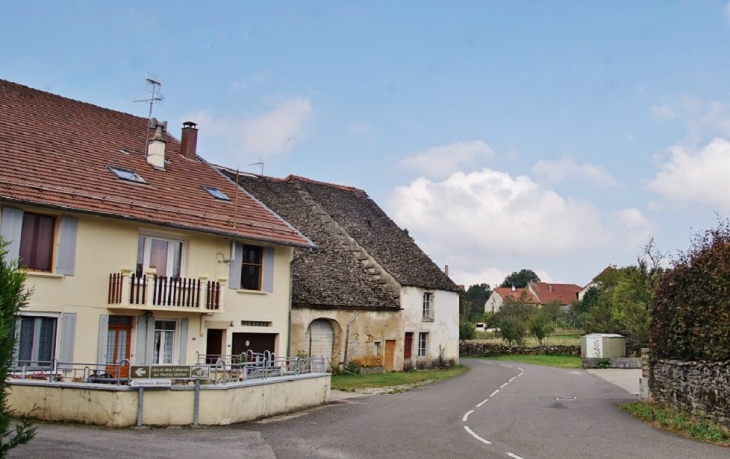 Le Village - La Marre