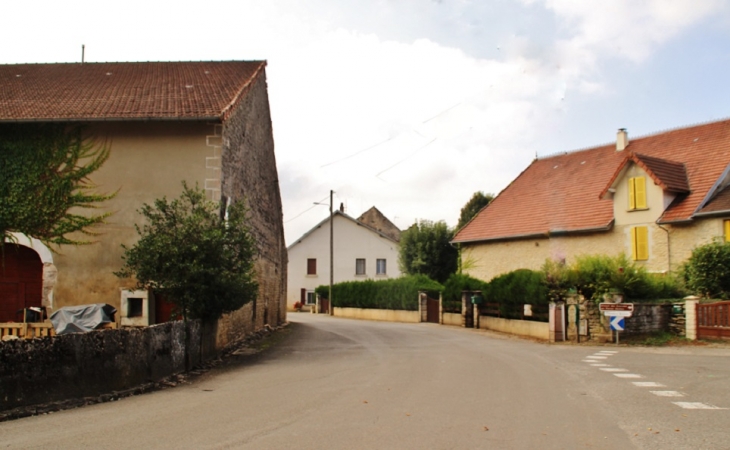 Le Village - La Marre