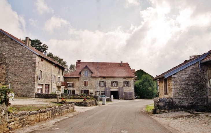 Le Village - La Marre