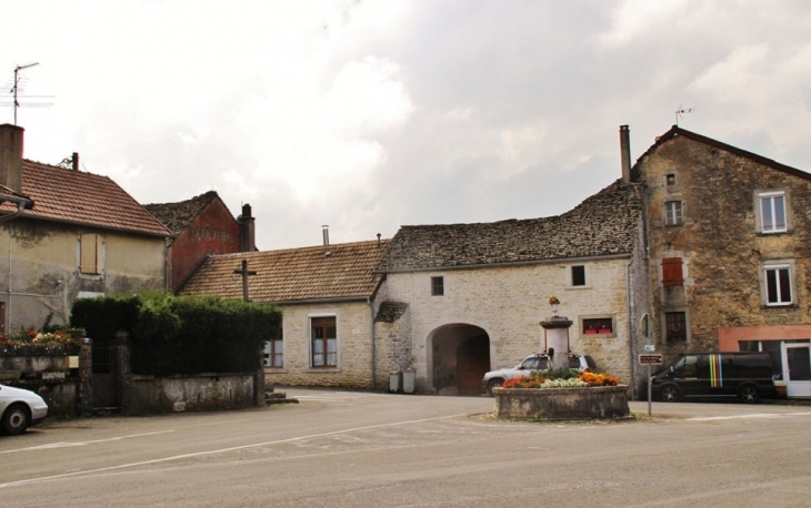 Le Village - La Marre