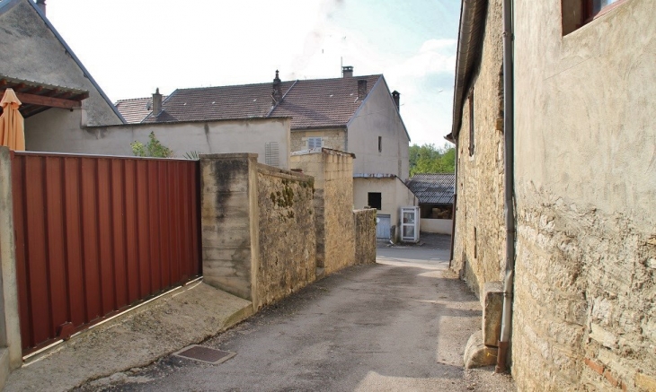 Le Village - Lavigny