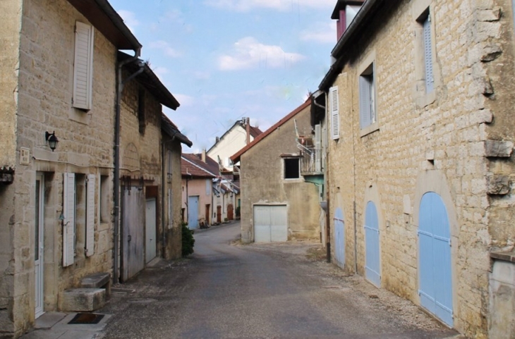 Le Village - Lavigny