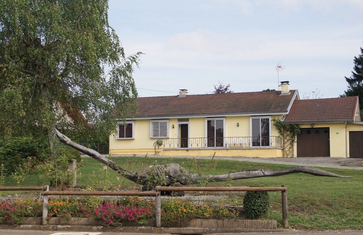 Route des Dinosaures ( Sculpture ) - Loulle