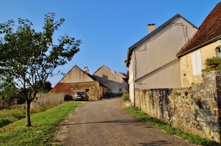 Le Village - Menétru-le-Vignoble