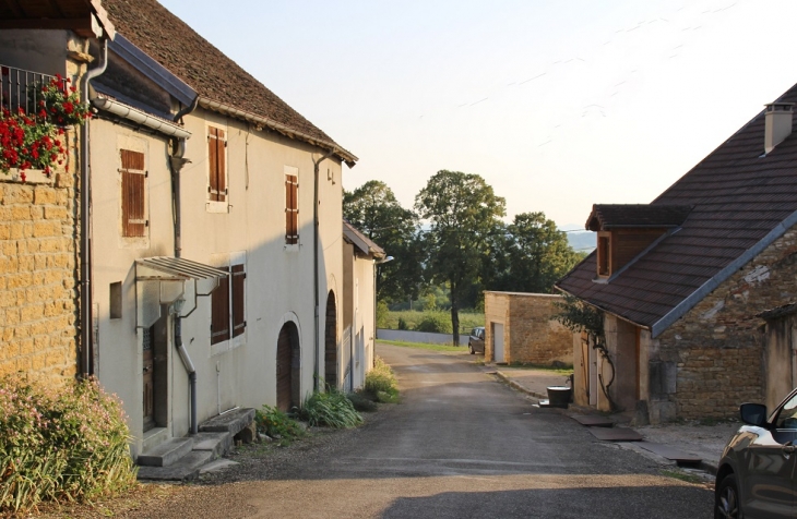 Le Village - Menétru-le-Vignoble