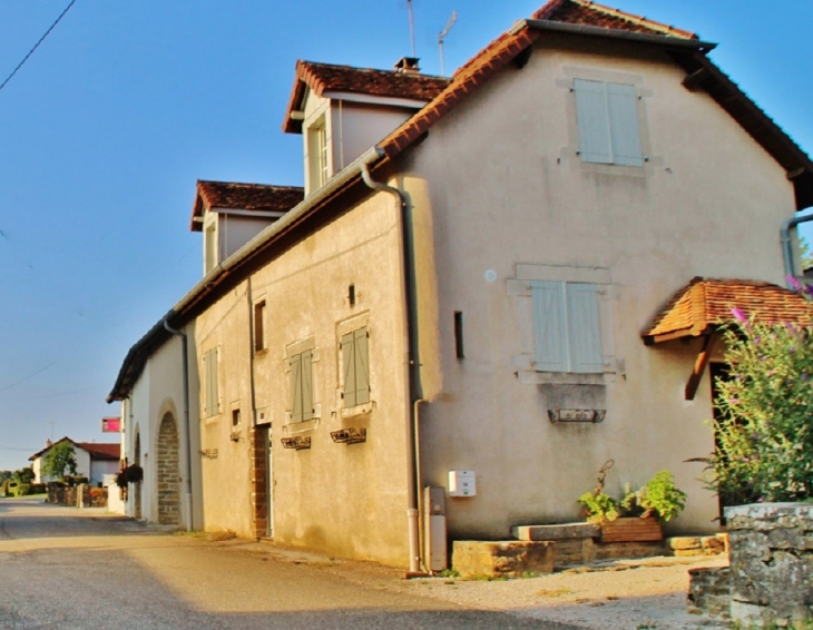 Le Village - Menétru-le-Vignoble