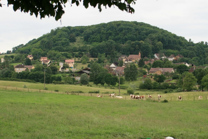 Adossé à la colline,discret et caché,le village de Monay